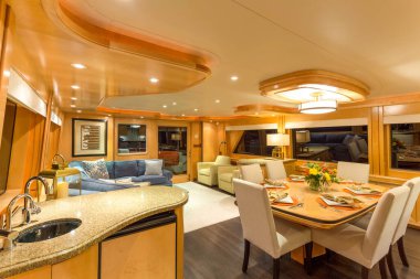 Vancouver, Kanada - 3 Nisan 2019: Lüks bir yatta ana salon salonunun iç manzarası.