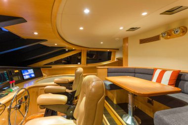 Vancouver, Kanada - 3 Nisan 2019: Lüks bir yatta seyrüsefer ekipmanlarıyla kaptan köşkünün iç manzarası.