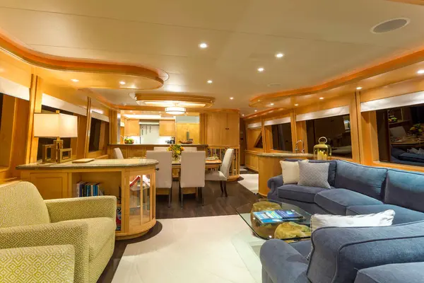 Vancouver, Kanada - 3 Nisan 2019: Lüks bir yatta ana salon salonunun iç manzarası.