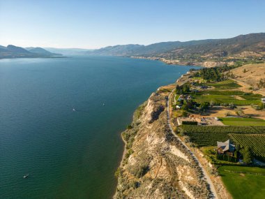 Penticton 'daki Narata Bench ve Okanagan Gölü üzerinde Okanagan Vadisi' ndeki İngiliz Hava Aracı görüntüsü..