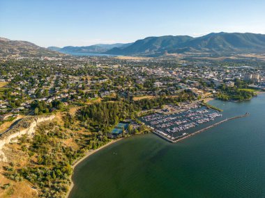 Penticton 'daki Narata Bench ve Okanagan Gölü üzerinde Okanagan Vadisi' ndeki İngiliz Hava Aracı görüntüsü..