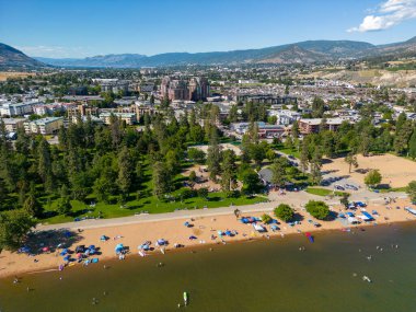 Penticton, British Columbia, Kanada 'daki Okanagan Vadisi' nde bulunan Skaha Gölü kıyısındaki Skaha Sahili 'nin insansız hava aracı görüntüsü..