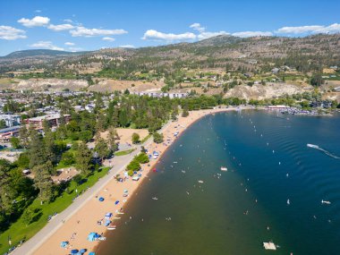 Penticton, British Columbia, Kanada 'daki Okanagan Vadisi' nde bulunan Skaha Gölü kıyısındaki Skaha Sahili 'nin insansız hava aracı görüntüsü..