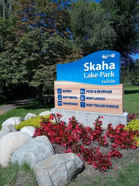 Penticton, Kanada - 22 Ağustos 2025: Skaha Lake Park 'ta imzalanan imza, Penticton' daki yaz etkinlikleri sırasında tekne kiralama ve gıda seçenekleri gibi hizmetleri ön plana çıkarıyor.
