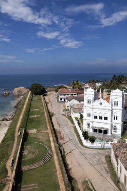 Galle Kalesi Camii 'ne tepeden bakan manzarada, UNESCO' nun Dünya Mirası Bölgesi olan Galle Kalesi 'nin kıyı manzarası ve tarihi mimarisi yer alıyor..
