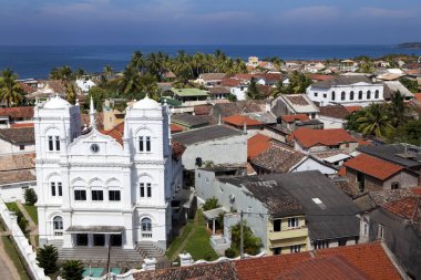 Galle Kalesi Camii 'ne tepeden bakan manzarada, UNESCO' nun Dünya Mirası Bölgesi olan Galle Kalesi 'nin kıyı manzarası ve tarihi mimarisi yer alıyor..