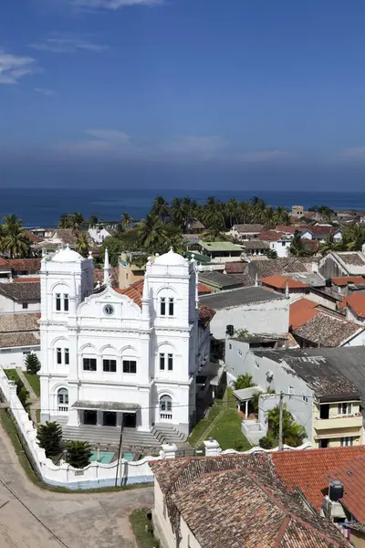 Galle Kalesi Camii 'ne tepeden bakan manzarada, UNESCO' nun Dünya Mirası Bölgesi olan Galle Kalesi 'nin kıyı manzarası ve tarihi mimarisi yer alıyor..