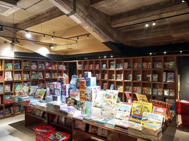 Kuala Lumpur, Malezya - 3 Mart 2025: Yenilikçi ahşap raflar Kuala Lumpur 'da canlı bir kitapçı olan BookXcess Rex KL' nin içini doldurarak kitap severlerin keşfetmesi için davetkar bir ortam yarattı.