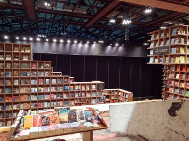 Kuala Lumpur, Malezya - 3 Mart 2025: Yenilikçi ahşap raflar Kuala Lumpur 'da canlı bir kitapçı olan BookXcess Rex KL' nin içini doldurarak kitap severlerin keşfetmesi için davetkar bir ortam yarattı.