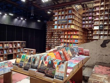 Kuala Lumpur, Malezya - 3 Mart 2025: Yenilikçi ahşap raflar Kuala Lumpur 'da canlı bir kitapçı olan BookXcess Rex KL' nin içini doldurarak kitap severlerin keşfetmesi için davetkar bir ortam yarattı.