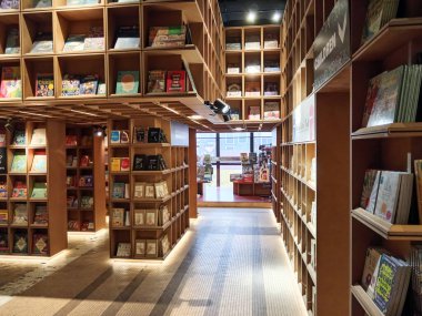 Kuala Lumpur, Malezya - 3 Mart 2025: Yenilikçi ahşap raflar Kuala Lumpur 'da canlı bir kitapçı olan BookXcess Rex KL' nin içini doldurarak kitap severlerin keşfetmesi için davetkar bir ortam yarattı.