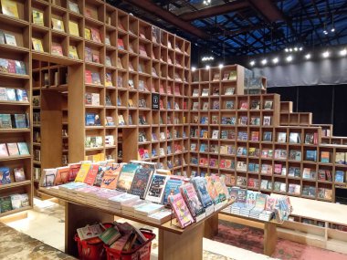 Kuala Lumpur, Malezya - 3 Mart 2025: Yenilikçi ahşap raflar Kuala Lumpur 'da canlı bir kitapçı olan BookXcess Rex KL' nin içini doldurarak kitap severlerin keşfetmesi için davetkar bir ortam yarattı.