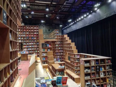 Kuala Lumpur, Malezya - 3 Mart 2025: Yenilikçi ahşap raflar Kuala Lumpur 'da canlı bir kitapçı olan BookXcess Rex KL' nin içini doldurarak kitap severlerin keşfetmesi için davetkar bir ortam yarattı.
