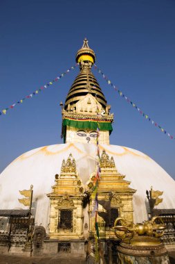 Katmandu, Nepal - 7 Ekim 2012: Swayambhunath Stupa altın kulesiyle mavi gökyüzüne karşı duruyor Katmandu, Nepal 'de zengin tarihini ve manevi önemini gözler önüne seriyor..