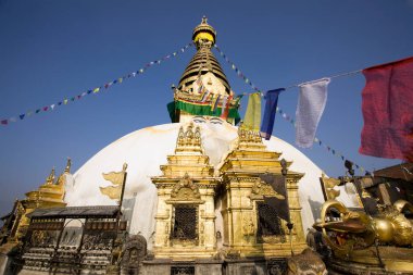 Katmandu, Nepal - 7 Ekim 2012: Swayambhunath Stupa altın kulesiyle mavi gökyüzüne karşı duruyor Katmandu, Nepal 'de zengin tarihini ve manevi önemini gözler önüne seriyor..