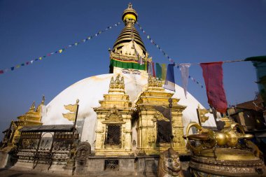 Katmandu, Nepal - 7 Ekim 2012: Swayambhunath Stupa altın kulesiyle mavi gökyüzüne karşı duruyor Katmandu, Nepal 'de zengin tarihini ve manevi önemini gözler önüne seriyor..