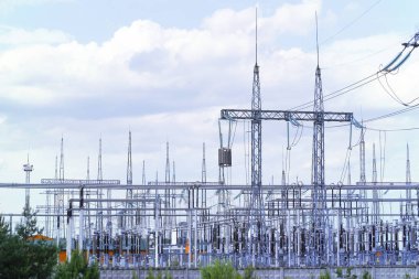 Yüksek ve alçak elektrik direkleri beyaz bulutlarla gökyüzüne karşı. Yüksek kalite fotoğraf