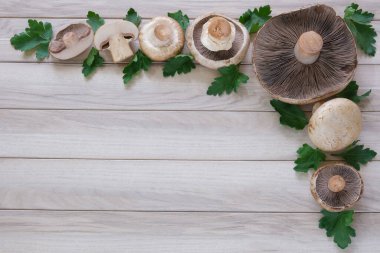 Masanın üzerinde Agaricus mantarları var. Farklı boyutlarda mantarlar. Geçmişi. Mesajın için bir yer. Yüksek kalite fotoğraf