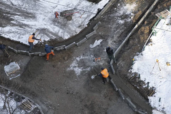 ウクライナ キエフ 2022 戦争中の道路の修復 労働者は戦争中の冬にキエフ市内の道路を修復します 高品質の写真 — ストック写真