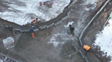 Ukrayna, Kyiv, 12.01.2022: savaş sırasında yolun onarımı. İşçiler, savaş sırasında Kiev şehrindeki yolu onarıyor. Yüksek kalite fotoğraf