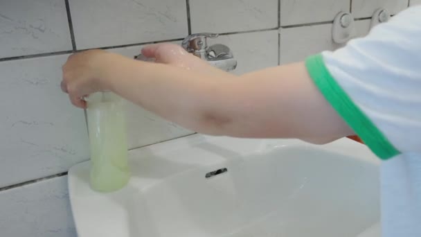Criança Lava Mãos Com Sabão Banheiro Ideia Higiene Corporal Prevenção — Vídeo de Stock
