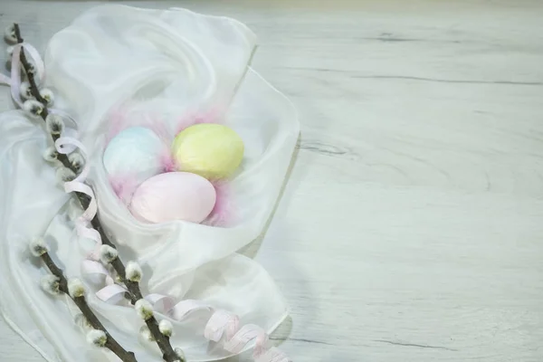 Stole Leżą Trzy Kolorowe Jajka Gałązkami Wierzby Kompozycja Świąteczna Wielkanoc — Zdjęcie stockowe