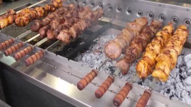 Şiş kebap sokakta kömürde kızarır. Yüksek kalite 4k görüntü