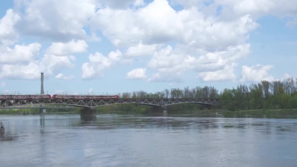 Pociąg Przejeżdża Przez Most Przez Szeroką Rzekę Pomysł Przewozu Towarów — Wideo stockowe
