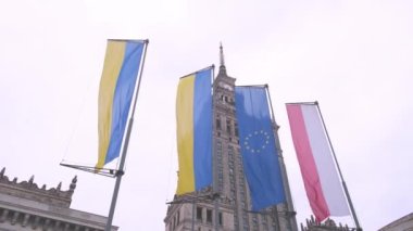 Polonya bayrakları, Avrupa Birliği ve Ukrayna Varşova 'da rüzgarda dalgalanıyor. Yüksek kalite 4k görüntü