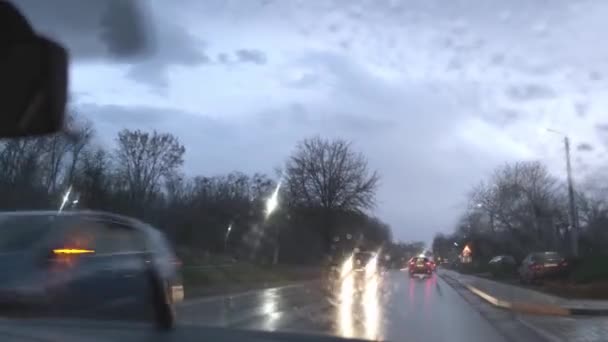 Akşamları Yağmur Yağarken Araba Sürüyorum Tehlike Yolda Yüksek Kalite Görüntü — Stok video