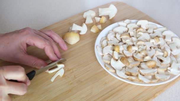 Uomo Cucina Taglia Funghi Calocybe Gambosa Fette Mette Piatto Filmati — Video Stock