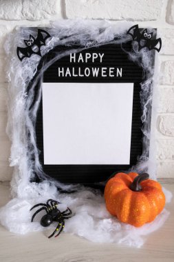 Sonbahar tatili için mutlu bir cadılar bayramının yazılı olduğu bir kartpostal. İç dizayn, balkabakları, örümcekler, yarasalar, örümcek ağları. Kartın ortasında mesajın için bir yer var. Yüksek kalite