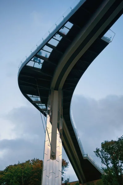 Abstrakt Över New Pedestrian Bridge Mot Blå Himmel Silhuetter Människor — Stockfoto