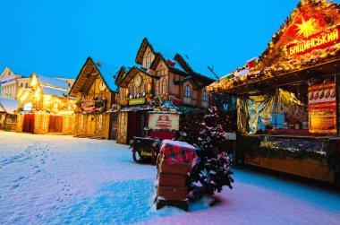 Kyiv, Ukrayna-January23. 2022: Sabahın erken saatlerinde Noel pazarı. Dinlenmek ve yerli ve turistler için eğlence yeri. Hediyelik eşya ve açık hava kafeleri için kapalı büfeleri olan boş bir sokak..