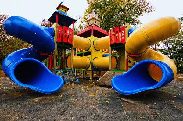 Weitwinkelblick Auf Den Modernen Spielplatz Für Kleine Kinder Stadtpark Ein — Stockfoto
