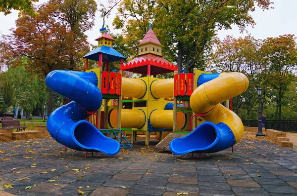 Värikäs Moderni Leikkikenttä Pikkulapsille Kaupungin Puistossa Tyhjä Lasten Leikkikenttä Odottaa — kuvapankkivalokuva