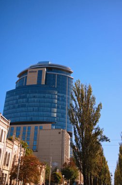Kyiv, Ukrayna-Ekim 08.2022: Hilton damgası Kyiv şehrinin merkezindeki beş yıldızlı Hilton Otel binasının çatısında. Mavi gökyüzü arka planı. Güneşli sonbahar sabahı.