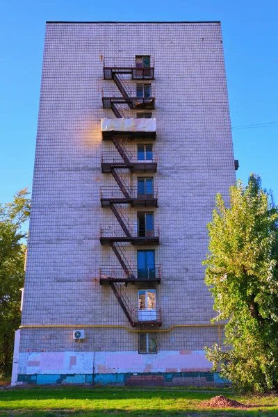 Eski Paslı Yangın Merdiveni Binanın Duvarının Yanında Dışarıda Metal Merdivenleri — Stok fotoğraf
