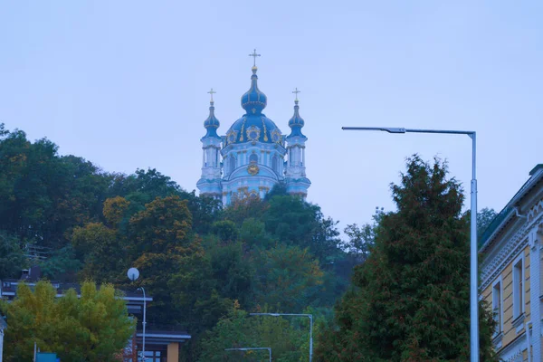 光の朝の霧の中で古代の聖アンドリュー教会の風景朝の風景です 秋の霧の朝 キエフの建築アイコン キリスト教正教会 ユネスコ世界遺産 — ストック写真
