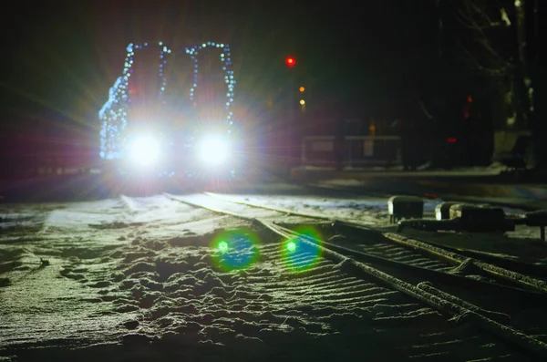 列車駅では 抽象的な夜にぼやけた景色に到着した クリスマスはライトで装飾された列車 燃えるような動き 列車の休日の装飾 キエフこども鉄道 シェトスキー公園 ストックフォト