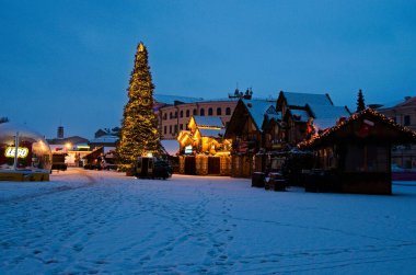 Kyiv, Ukrayna-23 Ocak 2022: Yeni Yıl ağacı ve Kontaktova Meydanı 'ndaki Noel pazarının geniş açılı manzarası. Sabah manzarası.