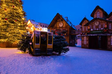 Kyiv, Ukrayna-23 Ocak 2022: Sabahın erken saatlerinde Noel pazarının resimli manzarası. Dinlenmek ve yerli ve turistler için eğlence yeri. Hediyelik eşya ve açık hava kafeler için kapalı büfeler..