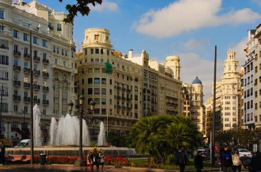Valencia, İspanya-28 Aralık 2015: Güneşli bir günde Valencia şehir merkezinin manzarası. Valencia 'da belediye binası meydanı. Ayuntamiento Meydanı. Seyahat ve turizm kavramı.