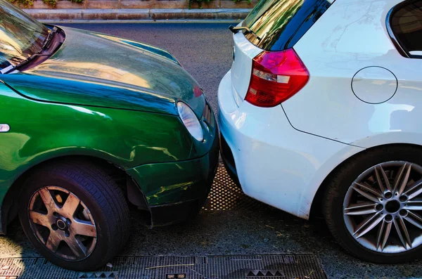 Дві Машини Припарковані Дуже Близько Дві Машини Поруч Одна Одною — стокове фото