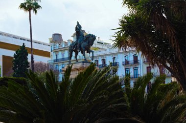 At sırtında Jaime I Conquistador anıtı. Valencia, İspanya. Parktaki heykel. Seyahat ve turizm konsepti. Valencia, İspanya