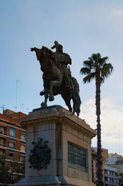 Jaime I Conquistador 'un at sırtındaki yakın çekimi. İspanya, Valencia 'da Jaime I Conquistador anıtı. Parktaki heykel. Seyahat ve turizm konsepti. Valencia, İspanya