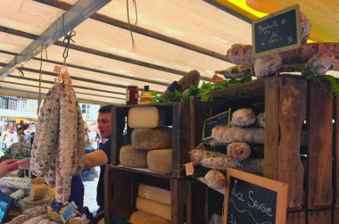 Honfleur, Fransa-Mayıs 05, 2018: Honfleur 'daki yerel gıda pazarında büfe manzarası. Farklı keçi peyniri, sosis, bal ve reçel satan bir satıcıyla tezgah. Seyahat ve turizm kavramı. 