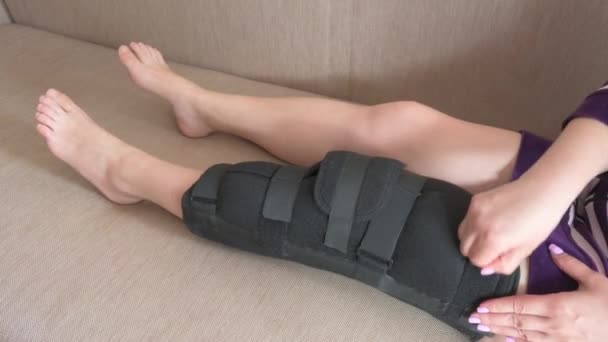 Der Vorgang Das Linke Bein Mit Hilfe Einer Einstellbaren Orthese — Stockvideo