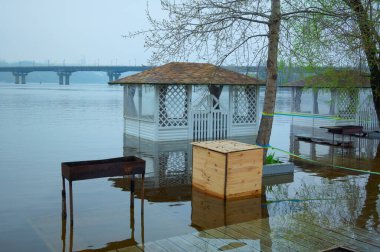 Şehir plajının su basmış birkaç çardağı manzarası. 2023 ilkbaharında Kyiv 'deki yüksek su manzarası. Dnipro Nehri 'nin sol kıyısındaki Berezniaky mahallesinde halk plajı..