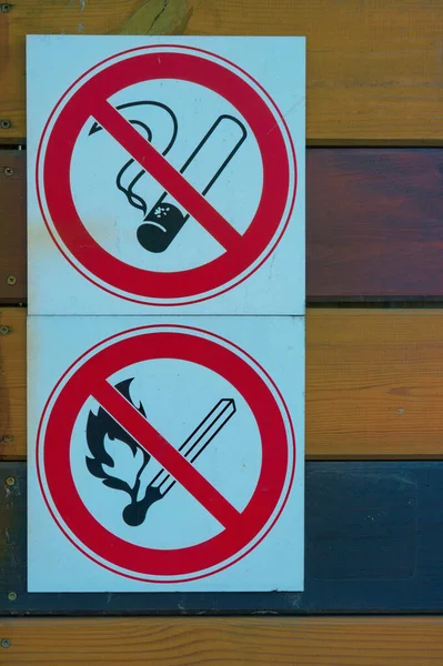 Zblízka Pohled Zákaz Kouření Žádný Otevřený Plamen Znamení Dřevěné Stěně — Stock fotografie